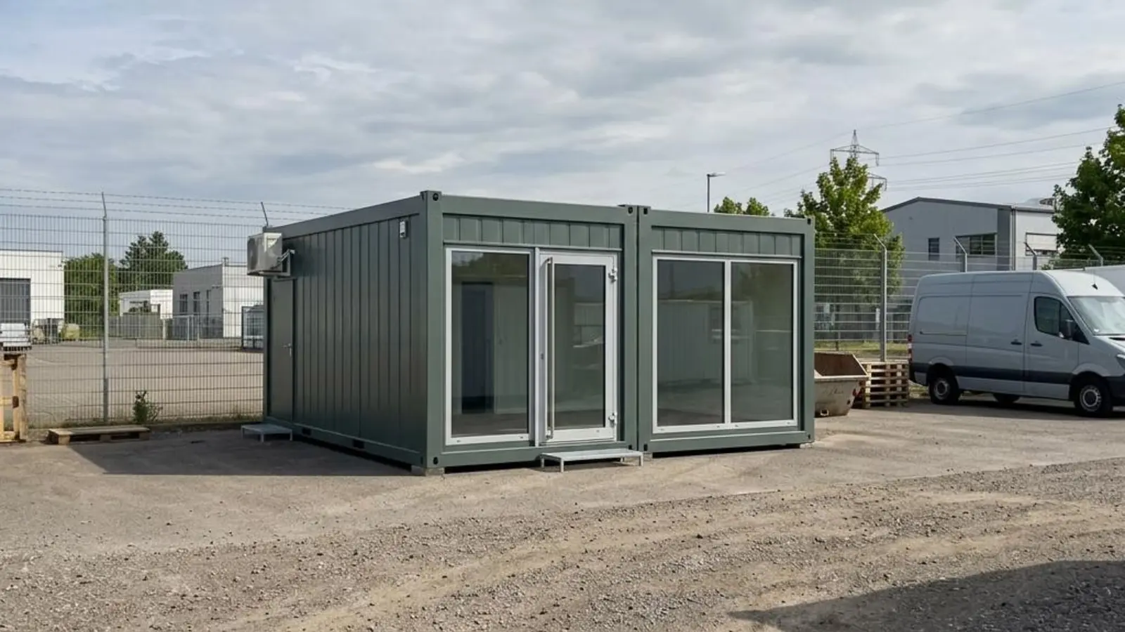 Doppel-Bürocontainer aus zwei verbundenen 20-Fuß-Modulen auf einem Gewerbehof