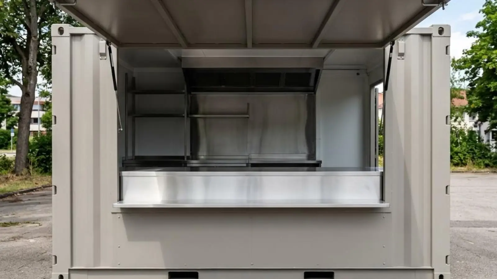 Imbiss-Container mit Edelstahltheke und geöffneter Klappe als Gastro-Basis